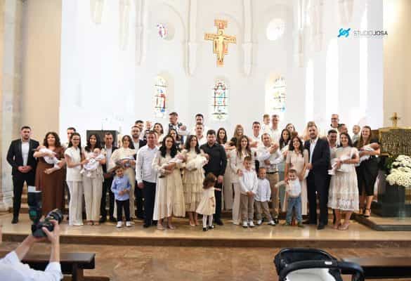 Ilustracija članka: U širokobriješkoj crkvi u jednom danu kršteno čak četrnaestero djece