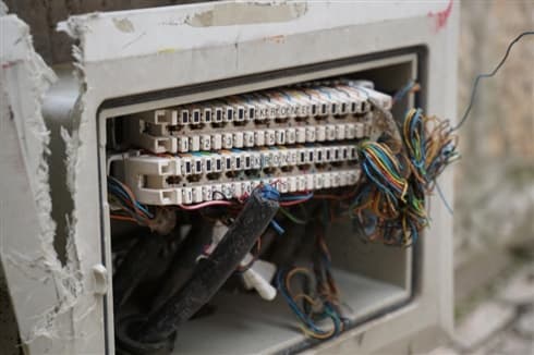 Ilustracija članka: Imotski: U središtu grada strše telefonske instalacije, a linije biranih brojeva nerijetko u kvaru