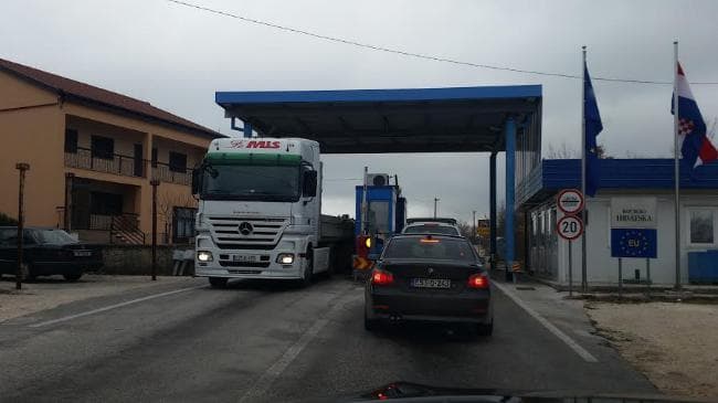 Ilustracija članka: POSUŠJE: Na graničnom prijelazu u Osoju napokon je dozvoljen promet teretnih vozila, ali praznih!