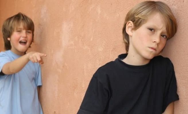 Ilustracija članka: Zbog zlostavljanja vršnjaka u školi djevojčica skočila s osmog kata