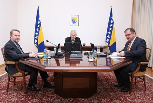 Ilustracija članka: Zakon jačeg: Politačar u BiH ima četiri puta veću plaću nego liječnik