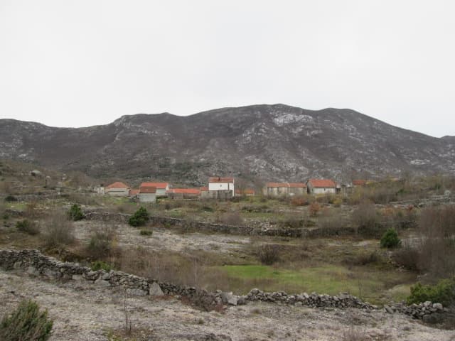 Ilustracija članka: Cesta do crkve probijena, ali se nevolje žitelja naselja Jabuka i dalje nastavljaju