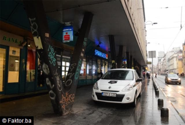 Ilustracija članka: Radnica banke se ”igrala” pištoljem pa ranila zaštitara