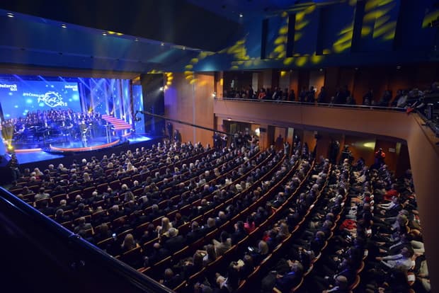 Ilustracija članka: Tisuće Mostaraca pratit će zvijezde na crvenom tepihu Večernjakova pečata