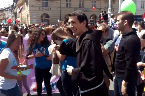 Ilustracija članka: VIDEO: Fratar se rasplesao i postao hit na internetu