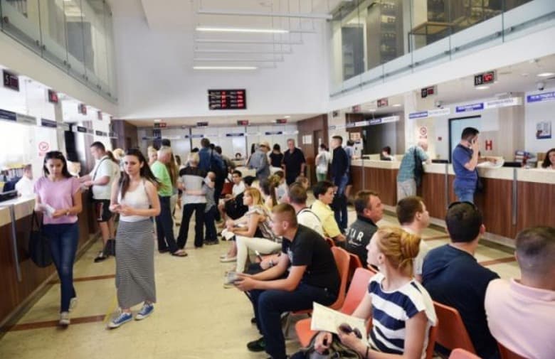 Ilustracija članka: Pripremite se na čekanje: počele gužve na šalterima za vađenje putovnica