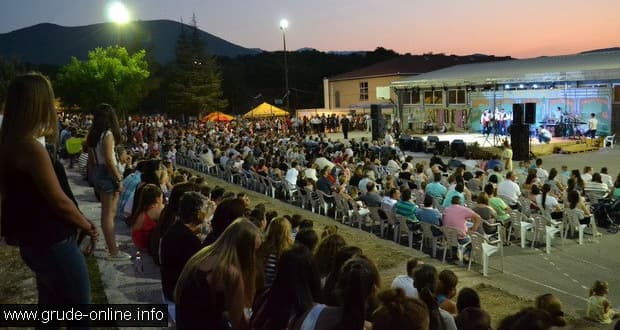 Ilustracija članka: Crvena Jabuka nastupa u Tihaljini u sklopu Tijaljskog sila 2016.