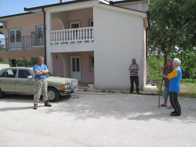 Ilustracija članka: U selu Jabuka u crkvu se može ‘bez putovnice’