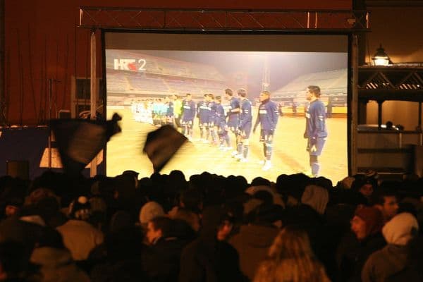 Ilustracija članka: U centru Gruda postavljen veliki ekran za gledanje utakmica europskog prvenstva