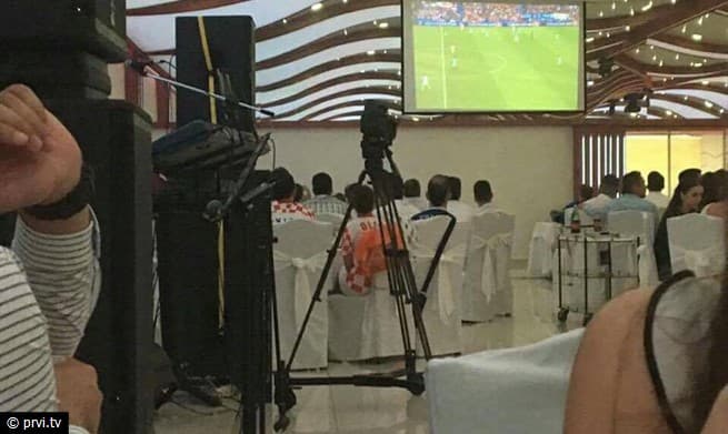 Ilustracija članka: Mladenci iz Gruda odgodili prvi ples za poluvrijeme, utakmicu pratili u “sali”