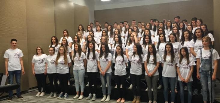 Ilustracija članka: VIDEO: Framaši iz Gorice Sovića i Ružića u glazbenom spotu Frame Hercegovina – Kraljici Mira