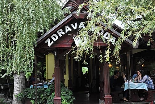 Ilustracija članka: Pojeo janjetinu u Jablanici i pobjegao: Konobar ga jurio do Banja Luke