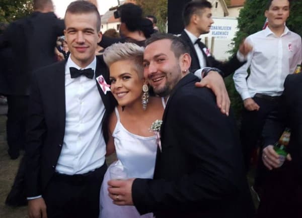 Ilustracija članka: Zanimljiva humanitarna gesta mladenaca iz Livna: Ružičasta vrpca-cvijet svatovima!