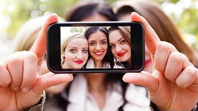 Ilustracija članka: “Selfiji” dokazano povezani s narcisoidnošću, ovisnošću i duševnim bolestima