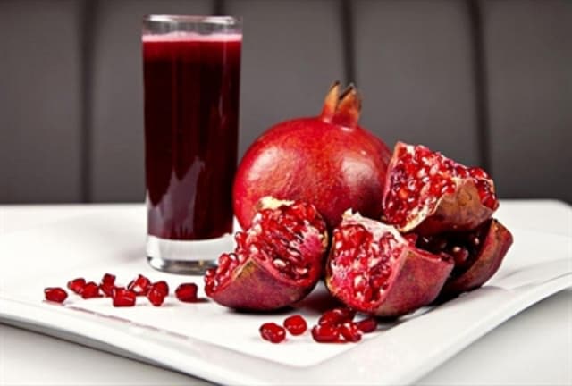 Ilustracija članka: Muškarci pijte hercegovački sok od šipka, žene će vam biti zahvalne