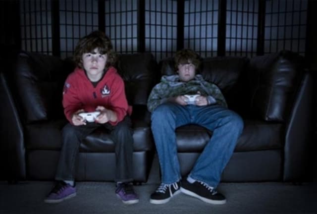 Ilustracija članka: Stručnjaci i roditelji zabrinuti: Djeca i mladi previše vremena igraju online igre