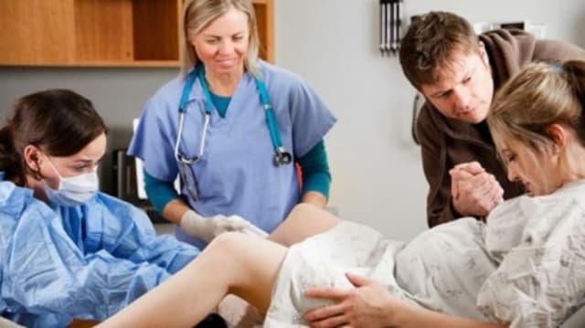 Ilustracija članka: Očevi na porođaju, zainteresiranost raste: Cijene tečaja u Mostaru 100 KM