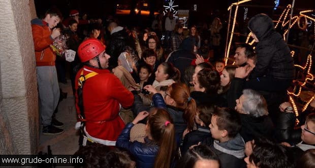 Ilustracija članka: Djed Božićnjak u četvrtak dolazi u Grude s “brdom” poklona 