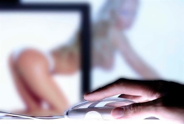 Ilustracija članka: Osvetnička pornografija: Svaka deseta žena strahuje od objave golišavih slika na internetu