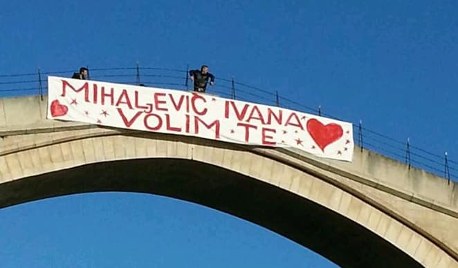 Ilustracija članka: Transparent na Starom mostu: Mihaljević Ivana – volim te