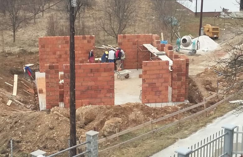 Ilustracija članka: Među hrvatskim kućama počeli graditi džamiju bez ijedne dozvole