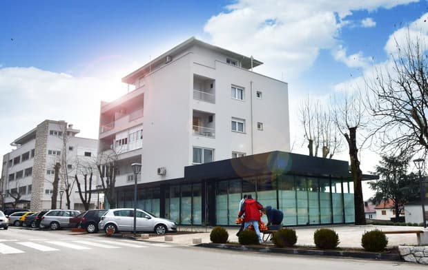 Ilustracija članka: Violeta traži konobare i huhare za novi restoran u Grudama