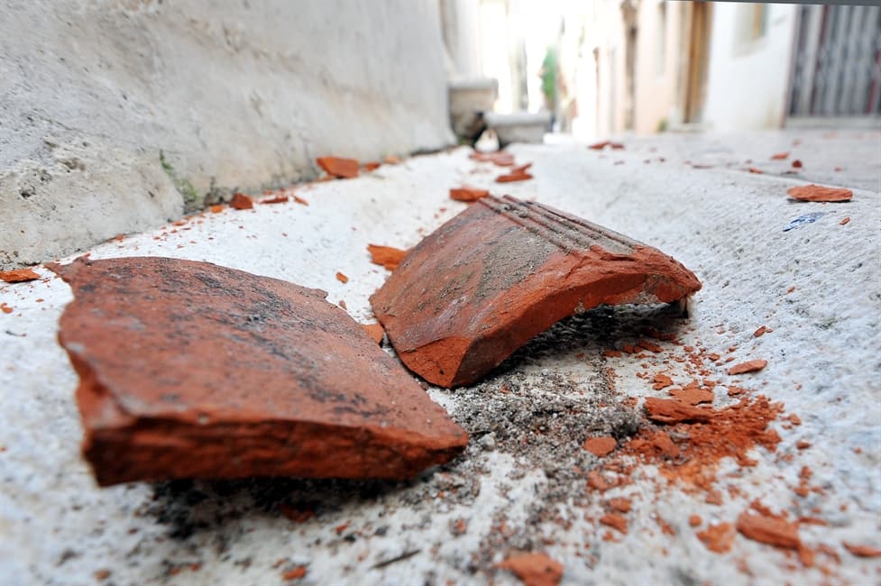 Ilustracija članka: Ljubuški: Ženi s visine od pet metara na glavu pao crijep