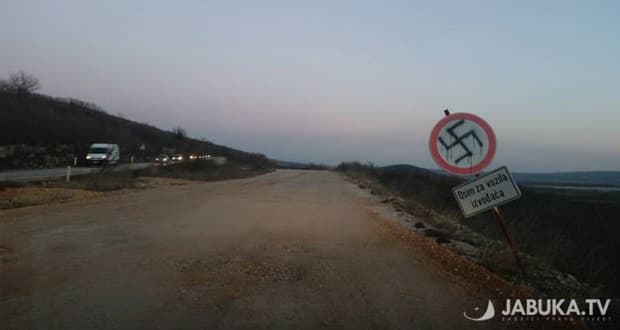 Ilustracija članka: Široki Brijeg – Mostar: Na prometnom znaku osvanula svastika