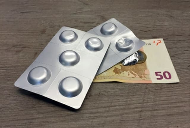 Ilustracija članka: Liječnici koriste i strah da pacijentima naplate što bi u bolnici bilo besplatno