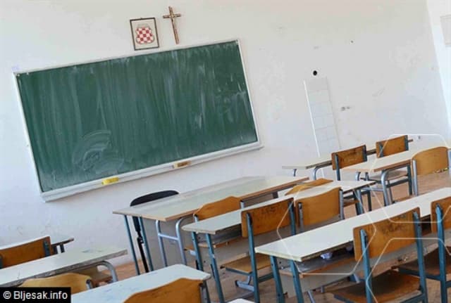 Ilustracija članka: Vijeće Europe upozorilo BiH: Uklonite etničke ili religijske simbole iz svih obrazovnih institucija