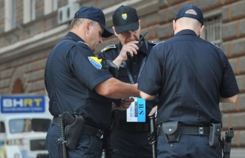 Ilustracija članka: Zabrinjavajuća upozorenja: BiH ima probleme s kriminalom, sigurnosti u prometu, prijetnjama od terorizma, nasiljem…