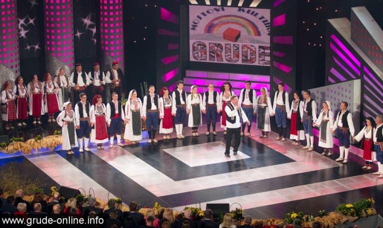 Ilustracija članka: Večeras se na HRT-u prikazuje “Lijepom našom” iz Gruda