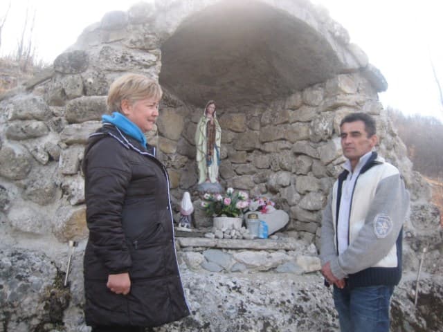 Ilustracija članka: Drnišanka Jagoda kip Gospe donijela je iz Lurda u Rakitno