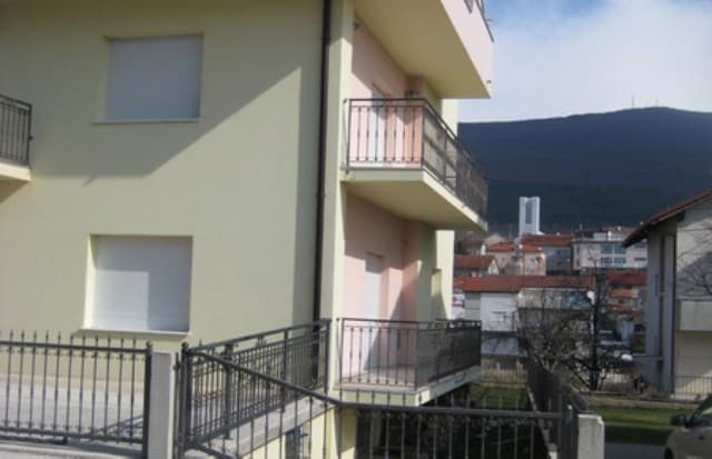 Ilustracija članka: U jednoj posuškoj ulici skoro svaka druga kuća ostala je bez stanara ili u njoj žive samci