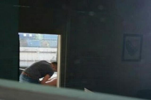 Ilustracija članka: Skandal: Polugolu zaposlenicu UINO BiH kolega masira usred radnog vremena