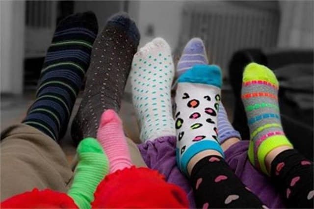 Ilustracija članka: Svjetski dan osoba s Downovim sindromom: Ne zaboravite obući šarene čarape