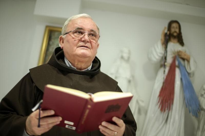 Ilustracija članka: Fra. Smiljan: Ljudi me zovu jer imaju čudne pojave u kući, vrata i prozori sami se otvaraju i zatvaraju, svjetlo se pali i gasi, čuju se koraci po tavanu