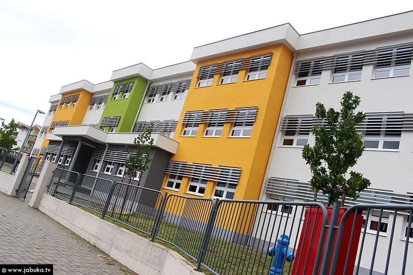 Ilustracija članka: Široki Brijeg: Učenik se ozlijedio u ”naguravanju” s kolegom