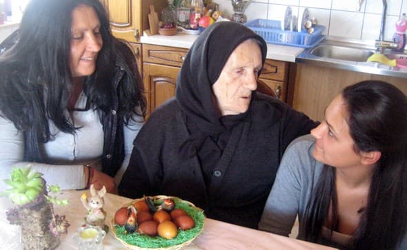 Ilustracija članka: Posušanka Zora napustila Beč radi čuvanja majke Anđe koja ima 93 godine