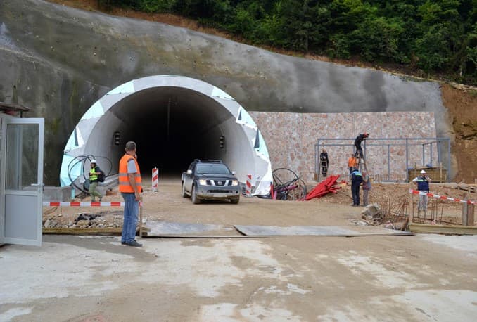 Ilustracija članka: Bh. firme žele angažmane: Mi nosimo teret, a stranci pokupe kajmak