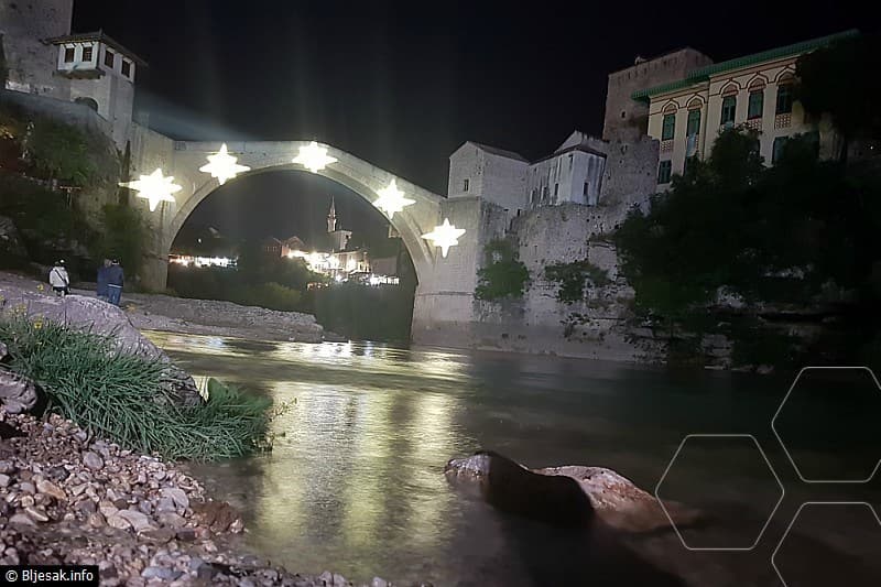 Ilustracija članka: Mostar tuguje: Stari most u mraku sa pet simboličnih zvjezdica za žrtve zrakoplovne nesreće 