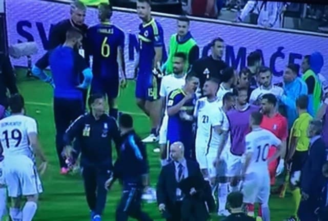 Ilustracija članka: Nakon tučnjave igrača, grčki navijači se potukli sa specijalcima (VIDEO) 