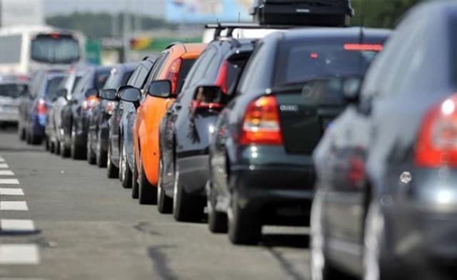 Ilustracija članka: Kolaps na granicama: U kolonama se čeka više od sat vremena