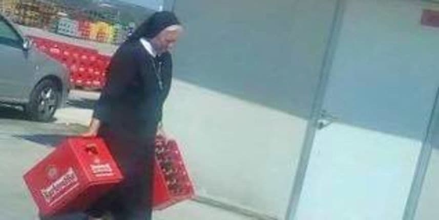 Ilustracija članka: Časna koja nosi dvi gajbe piva izazvala buru reakcija na društvenim mrežama