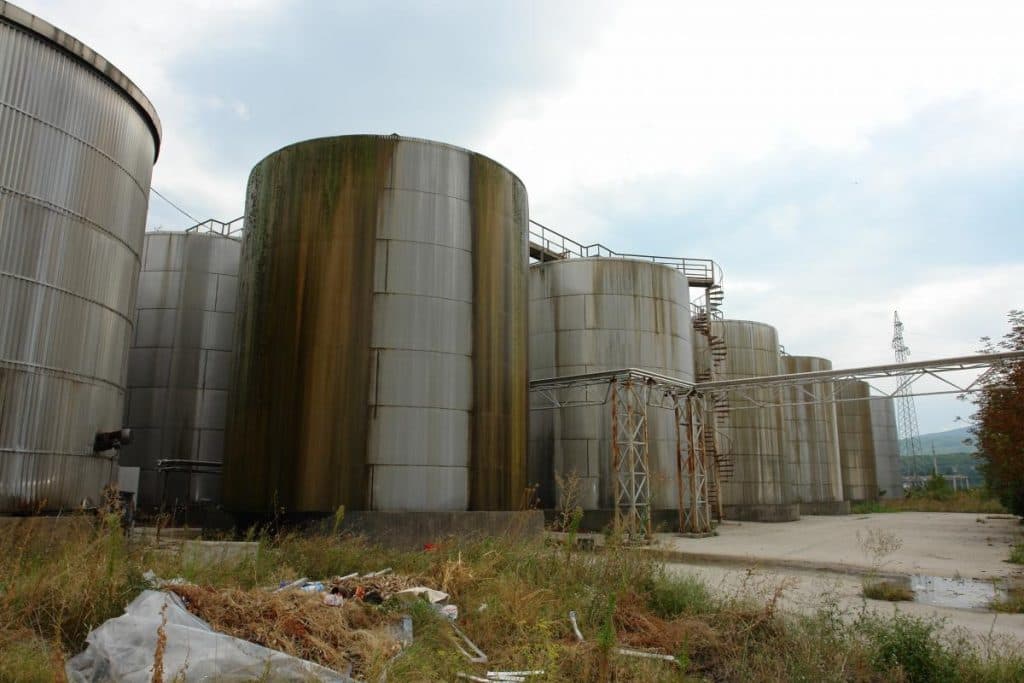 Ilustracija članka: Otkazi su samo vrh ledenog brijega: nekadašnji ponos Imotske krajine napuštaju gotovo svi radnici, a problemi se samo gomilaju