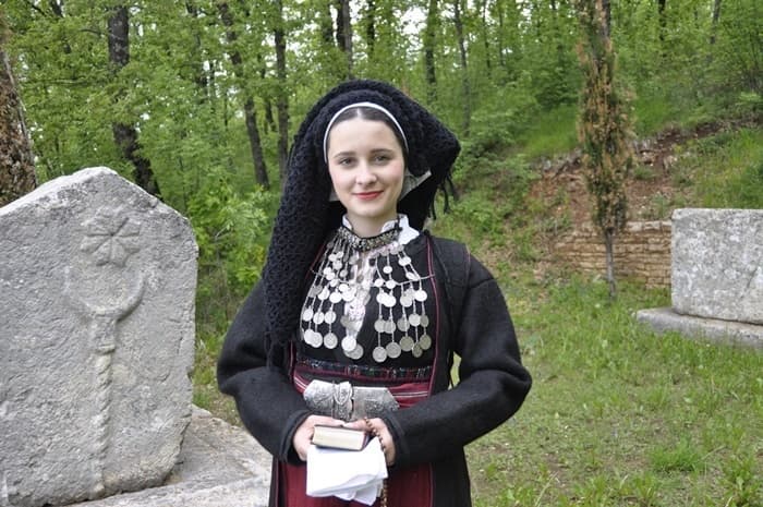 Ilustracija članka: Revija narodnih nošnji: Glasajmo za našu posušanku Antoniju Bašić