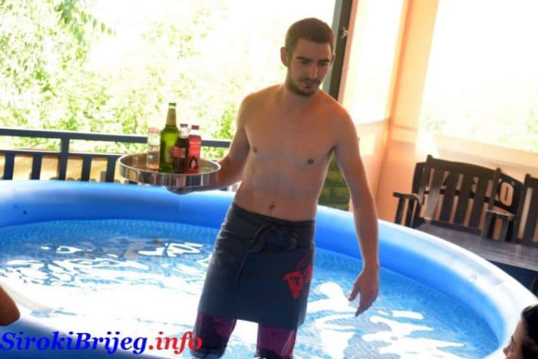 Ilustracija članka: Široki Brijeg: Usred kafića stavio bazen da se gosti usput i rashlade