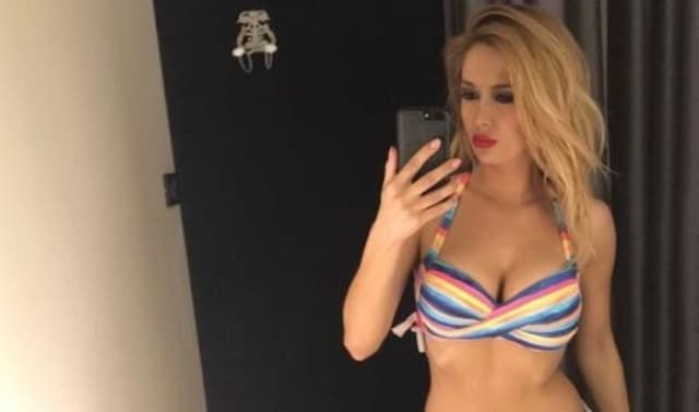 Ilustracija članka: JE LI U REDU DA SU ONE UZOR NAŠIM KĆERIMA I UNUKAMA? Sjajna karijera – skinem se, fotkam, dobijem lajkove i dobro zaradim