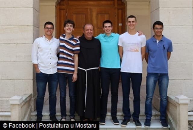 Ilustracija članka: Tri Posušaka oblače franjevački habit