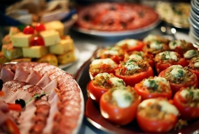 Ilustracija članka: Lešo tender: Elektroprivreda naručuje hobotnice, lignje, Jack Daniel’s…